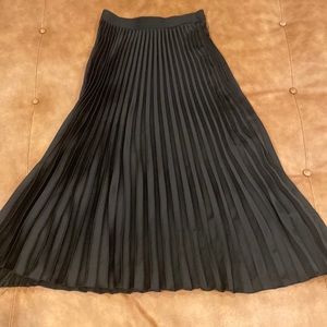black pleated maxi skirt !!